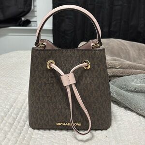 Trending Michael Kors Crossbody Bag!